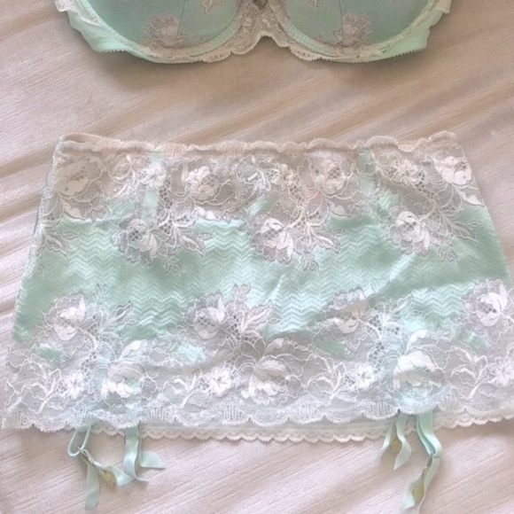 NWOT Victoria’s Secret Holiday Lingerie Garter, S - Picture 1 of 3